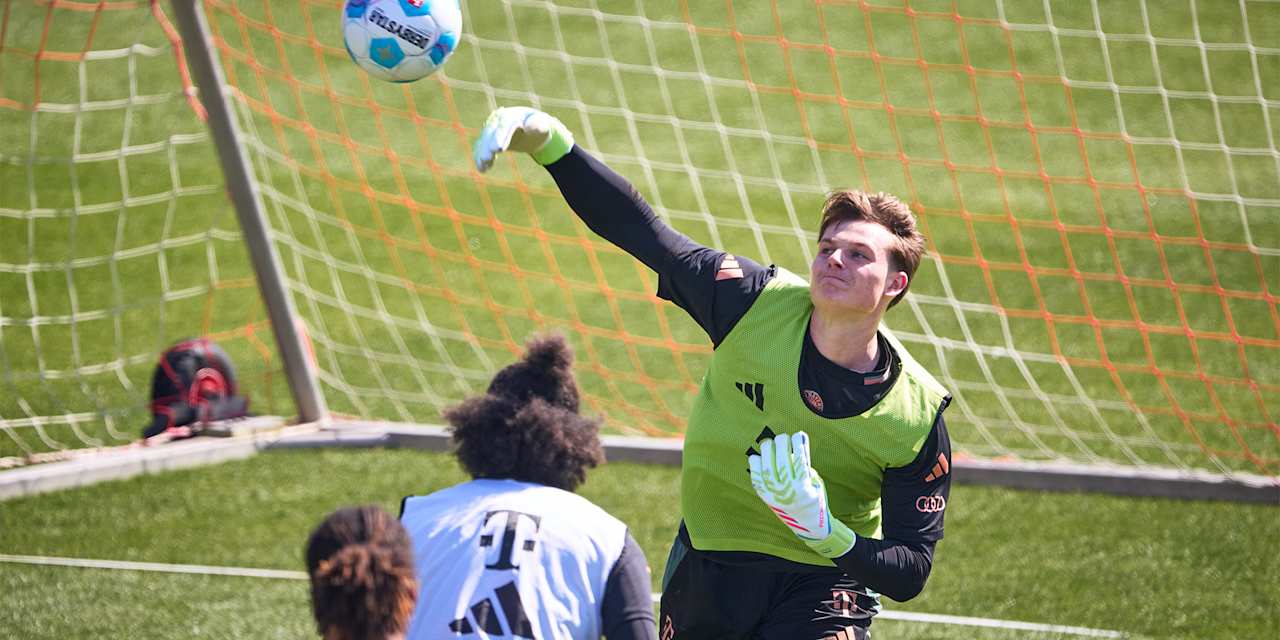 Jonas Urbig beim Abwurf  im Training des FC Bayern
