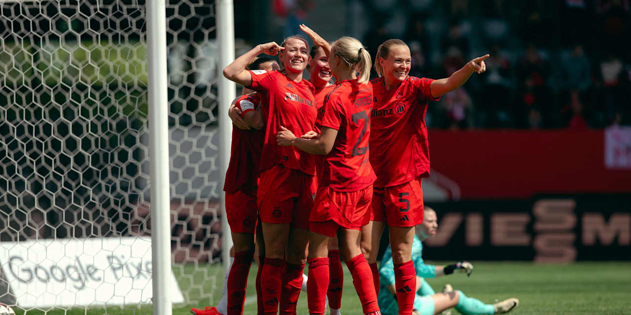 Lea Schüller celebrates with the team after her goal.