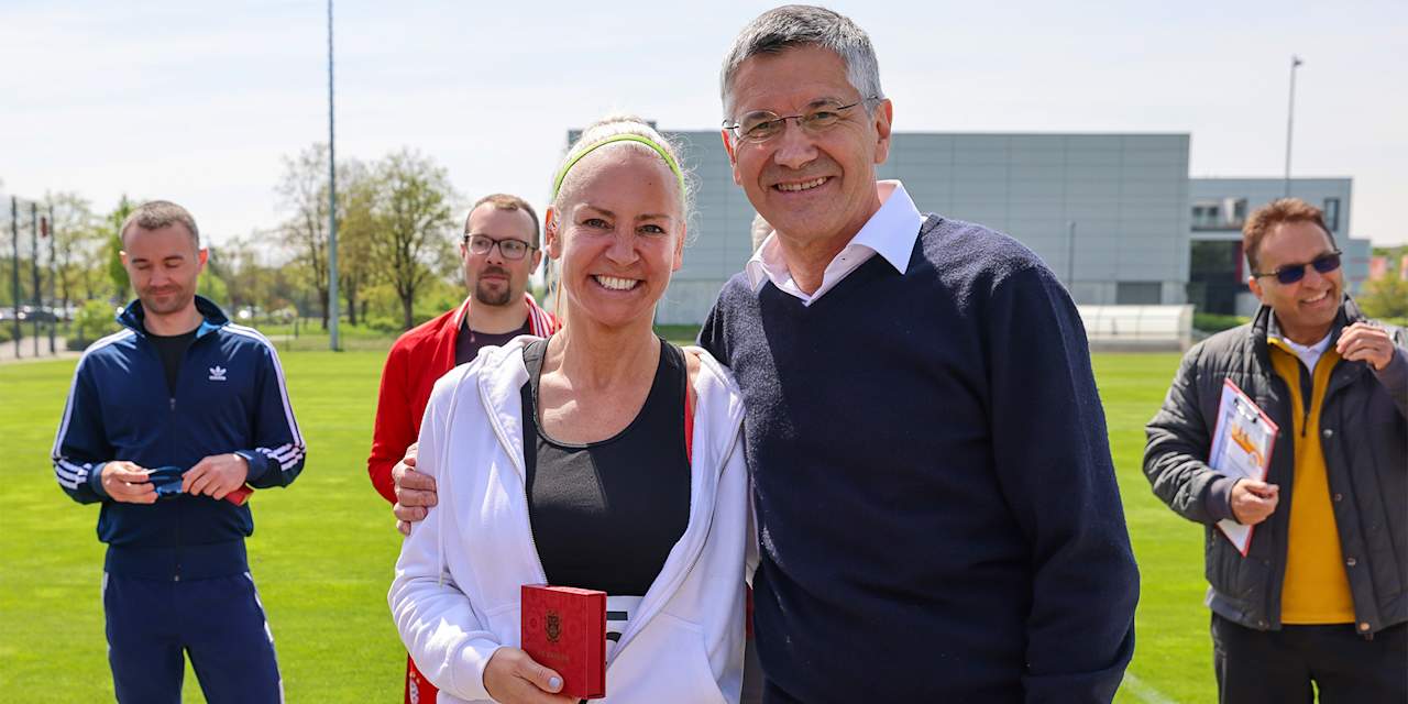 Herbert Hainer umarmt ein Mitglied beim FC Bayern-Event zum Deutschen Sportabzeichen