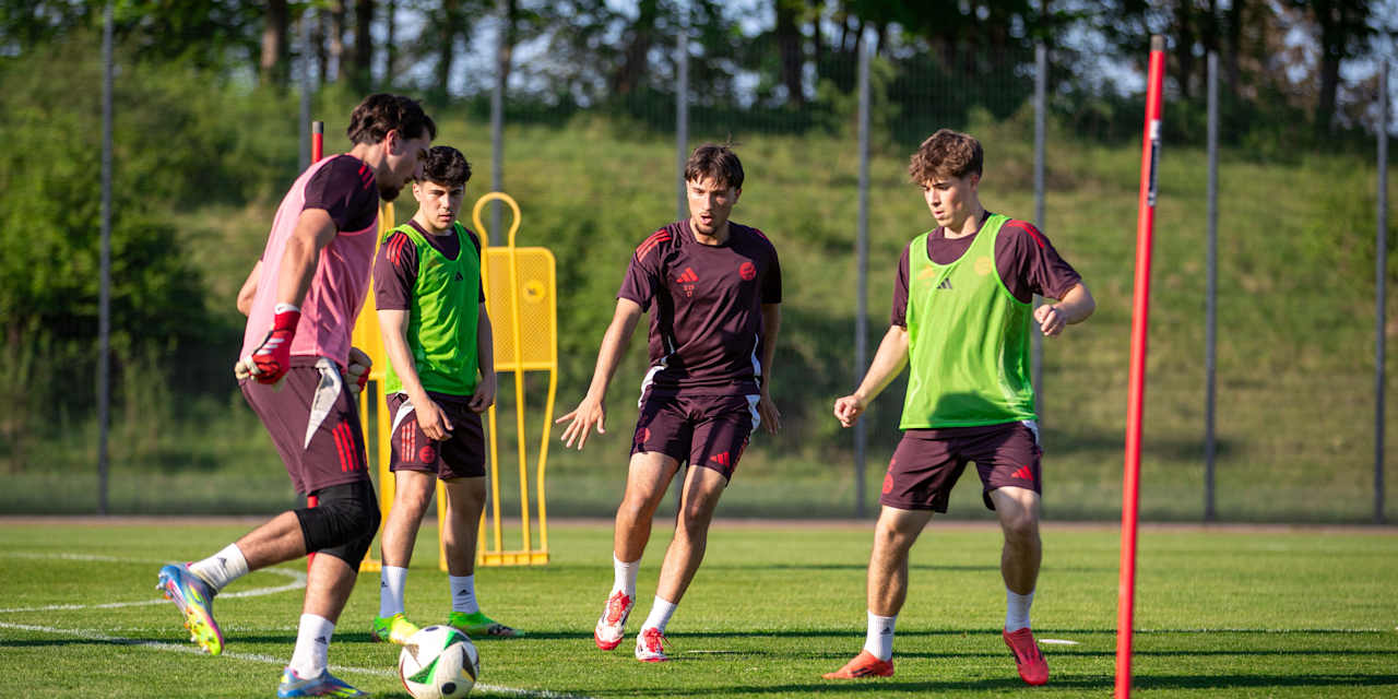 Die FC Bayern U19 beim Training am Campus.