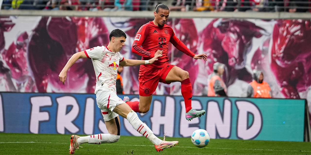 Leroy Sané vom FC Bayern im Zweikampf mit Leipzigs Kosta Nedeljković