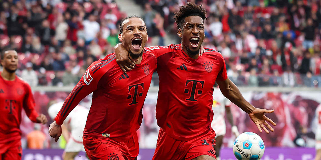 Leroy Sané und Kingsley Coman bejubeln den Treffer zum 3:2 für den FC Bayern bei RB Leipzig