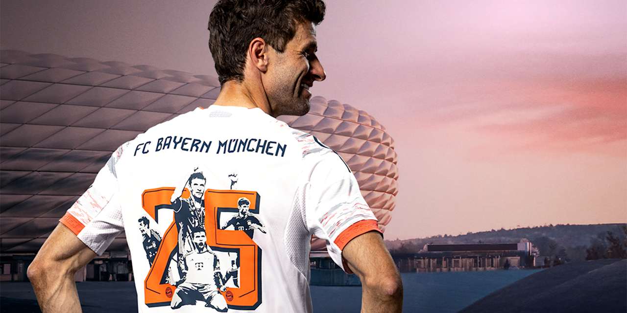 Das neue Auswärtstrikot des FC Bayern für die Saison 2025/26 in Weiß, Grau und leuchtendem Coral.