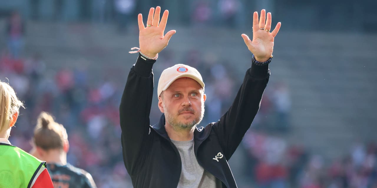 Alexander Straus steckt seine Hände in die Höhe nach dem Auswärtssieg bei Eintracht Frankfurt in der Saison 2024/25.