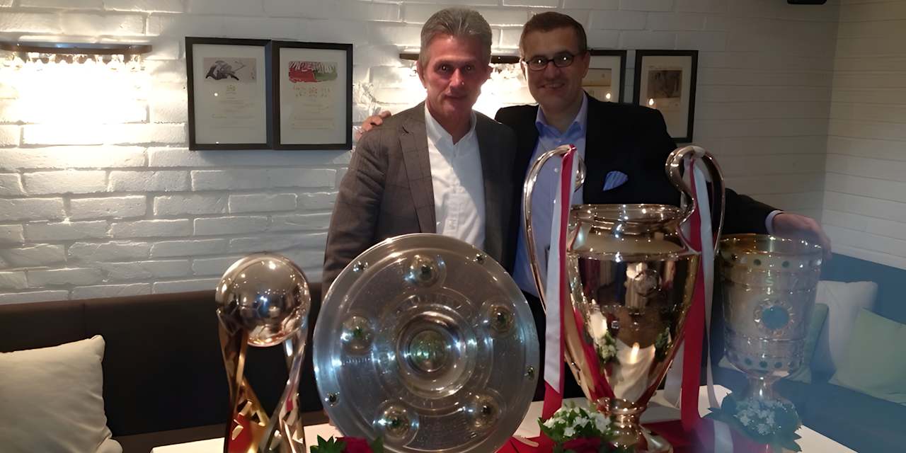 Jupp Heynckes und Jan-Christian Dreesen mit Pokalen