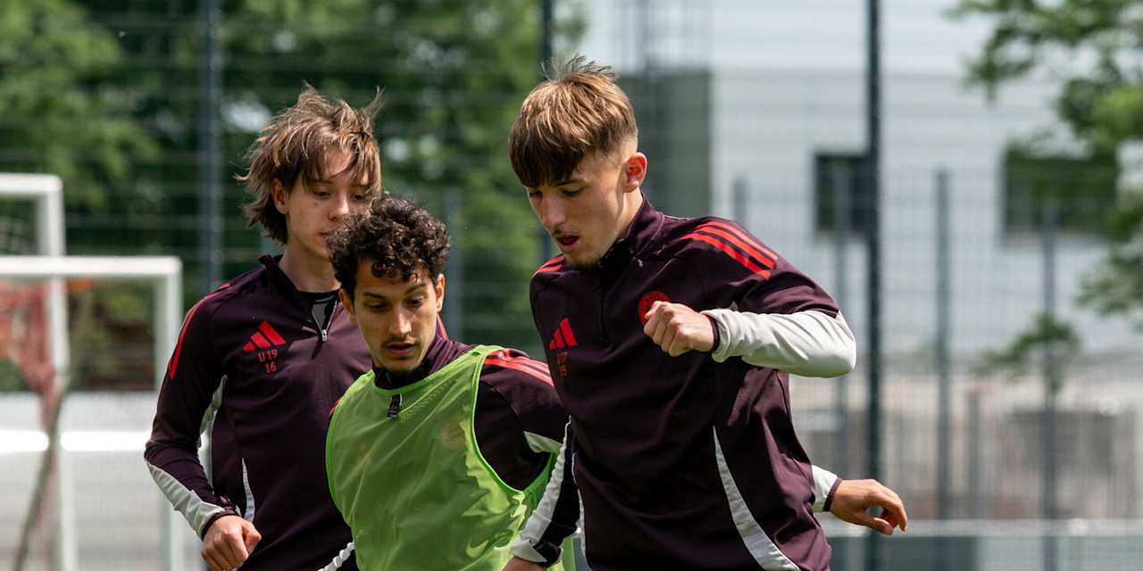 Die FC Bayern U19 beim Training am Campus.