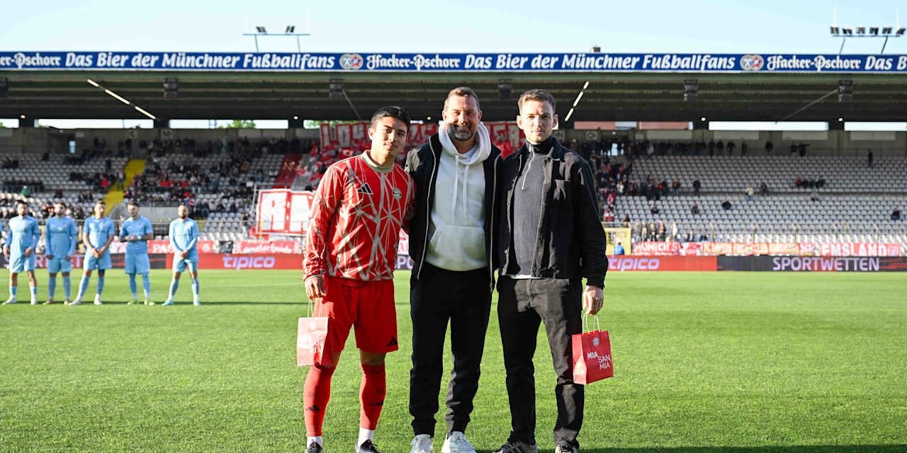 Timo Kern, Markus Weinzierl und Angelo Brückner posieren vor den FC Bayern Fans.