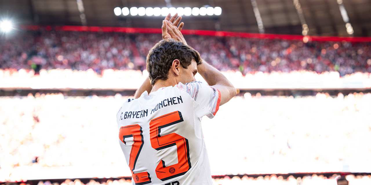 Thomas Müller applaudiert in Richtung der Fans in der Allianz Arena bei seiner Verabschiedung.