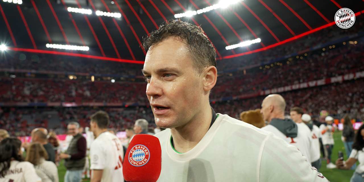 Manuel Neuer spricht im Interview auf dem Rasen der Allianz Arena