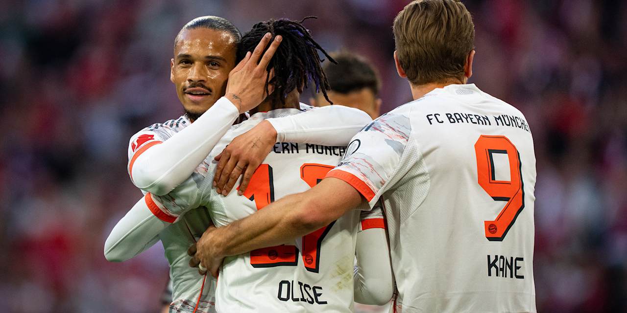 Leroy Sane und Michael Olise bejubeln das 2:0 des FC Bayern im Bundesliga-Spiel gegen Borussia Mönchengladbach
