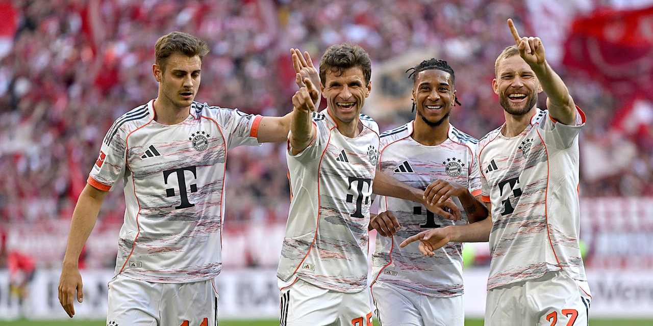 Thomas Müller, Michael Olise und Konrad Laimer jubeln gemeinsam nach einem Tor des FC Bayern gegen Moenchengladbach.