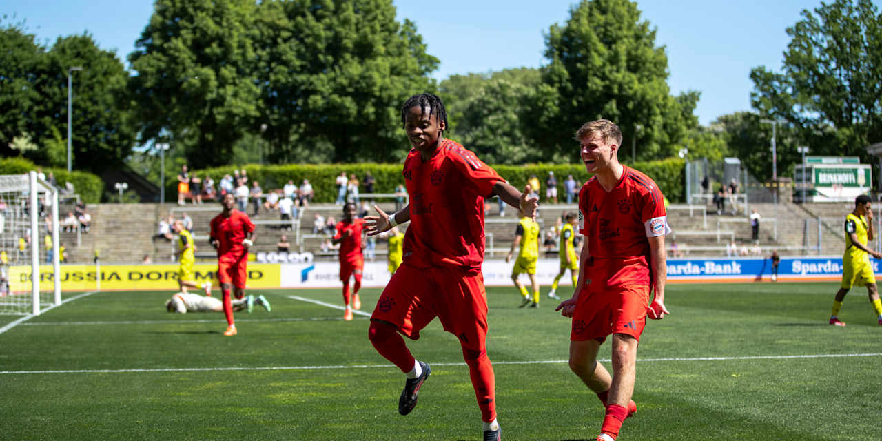 Die U17 bejubelt den Sieg bei Borussia Dortmund.