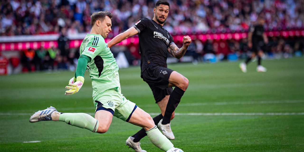 Torwart Manuel Neuer (FC Bayern) klärt einen Ball vor dem heranstürmenden Tim Kleindienst (Bor. Moenchengladbach)