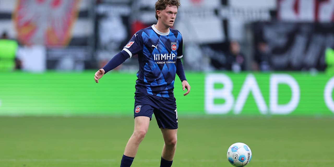 Paul Wanner mit Ball am Fuß gegen Union Berlin.