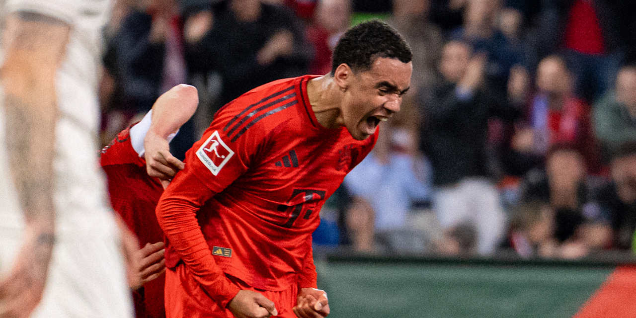 Jamal Musiala jubelt, nachdem er das FC Bayern Tor des Monats April 2025 erzielt hat.