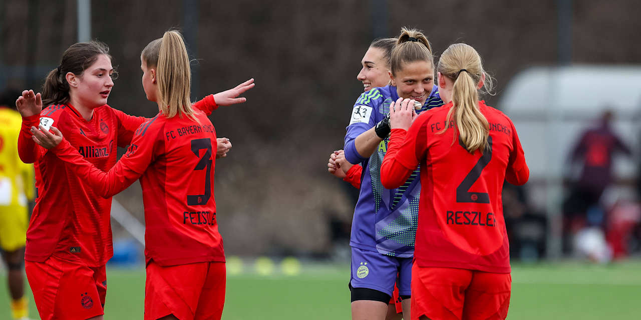 Gruppenbild der FC Bayern Frauen II beim Abklatschen vor dem Spiel