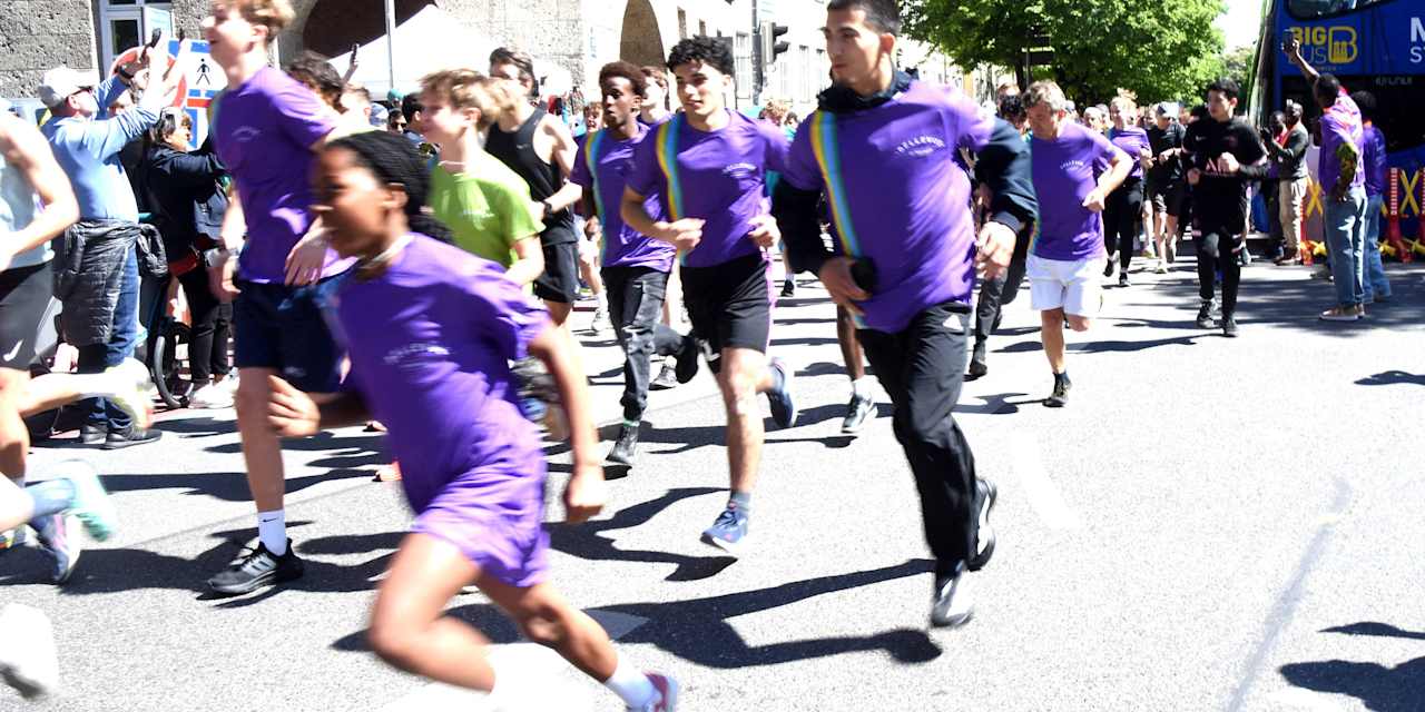 Participants in the Giro di Monaco jog through Munich
