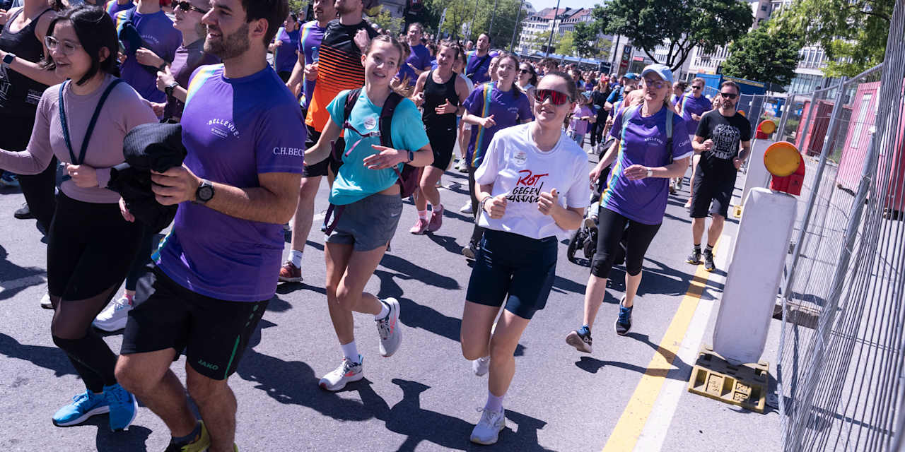 Teilnehmer des Giro di Monaco joggen durch München