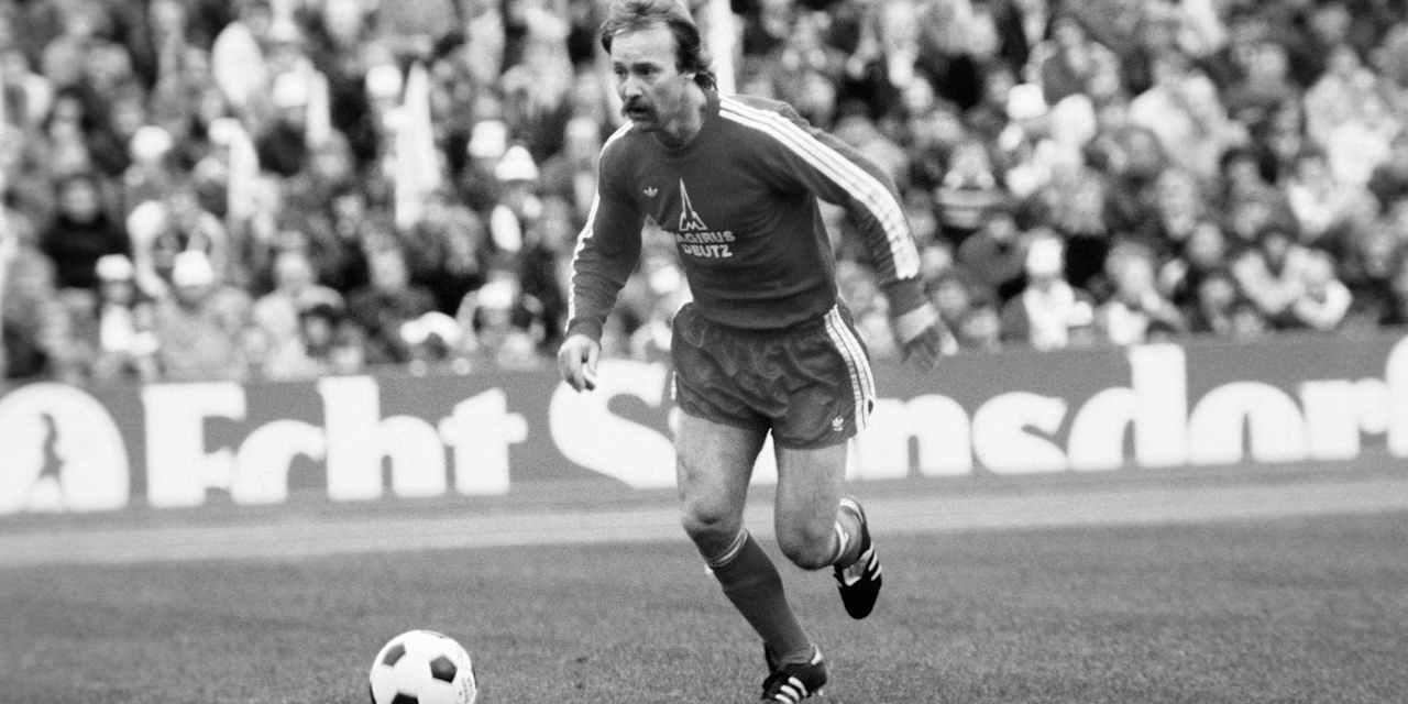 Wolfgang Rausch dribbelt mit dem Ball im Trikot des FC Bayern