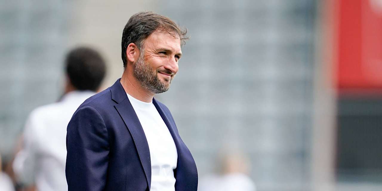Trainer José Barcala steht im Anzug am Spielfeldrand.