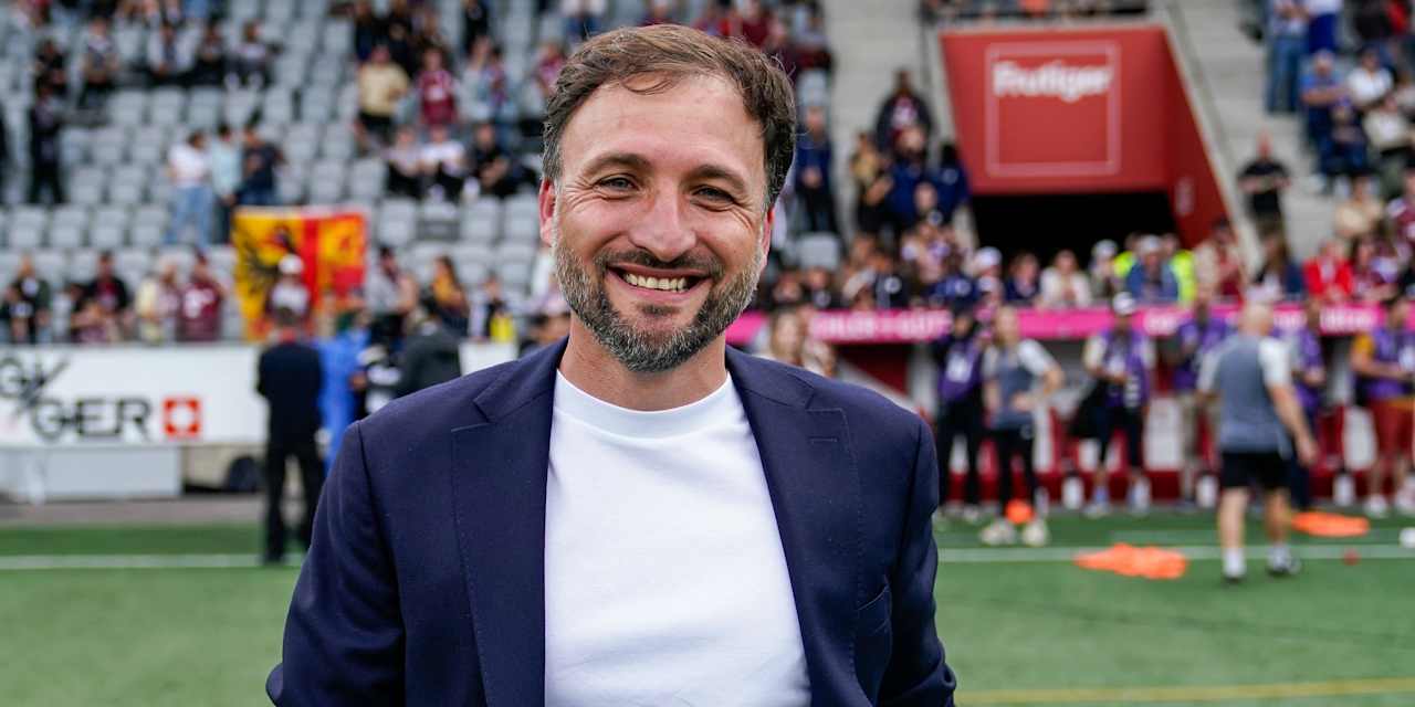 Trainer José Barcala steht im Anzug im Stadion.
