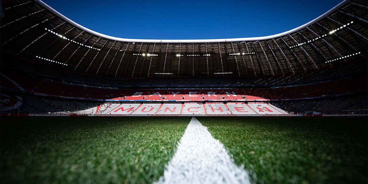 Blick auf das Spielfeld der Allianz Arena auf Höhe der Mittellinie.