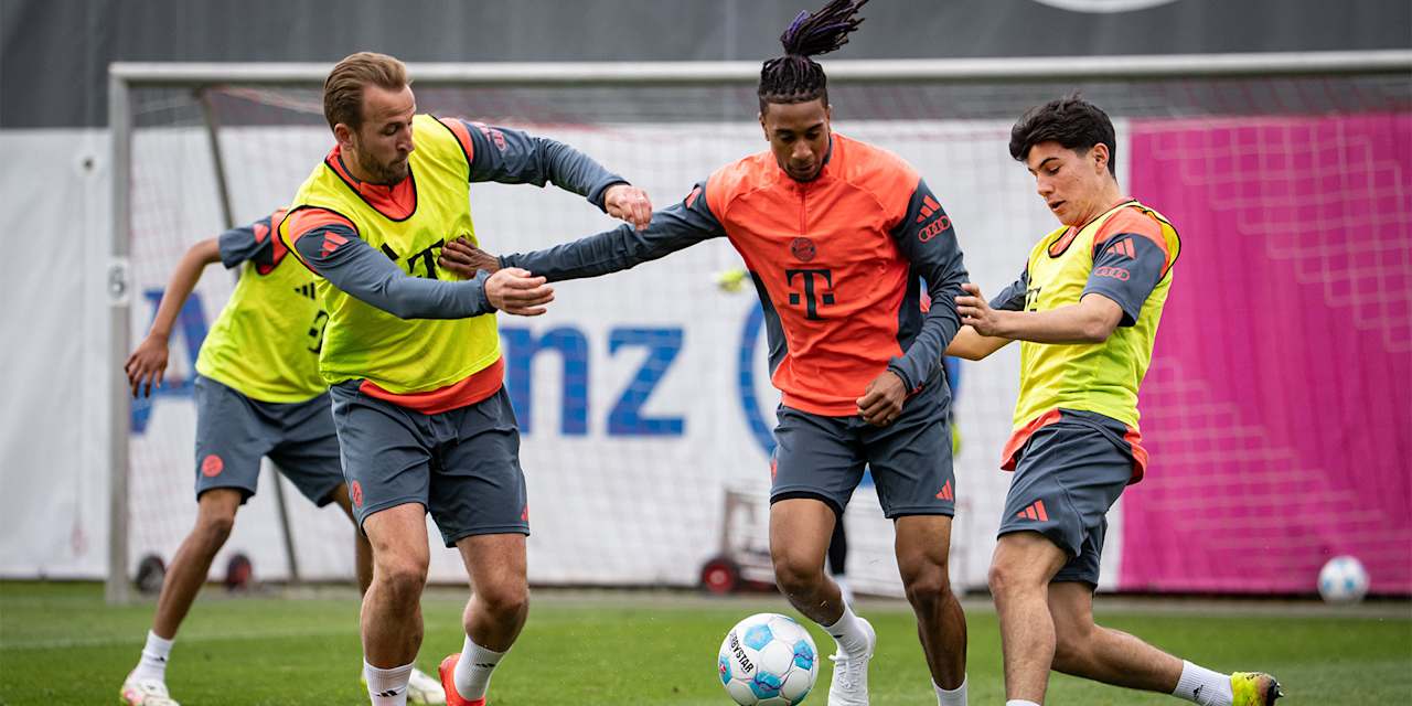 Michael Olise im Zweikampf mit Harry Kane und Co. im FC Bayern-Training vor Bundesliga-Spiel bei TSG Hoffenheim.