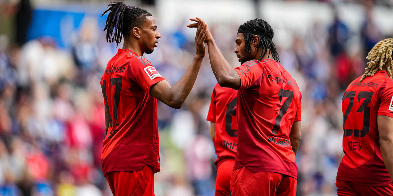 Michael Olise und Serge Gnabry klatschen nach dem Tor zum 3:0 des deutschen Nationalspielers ab