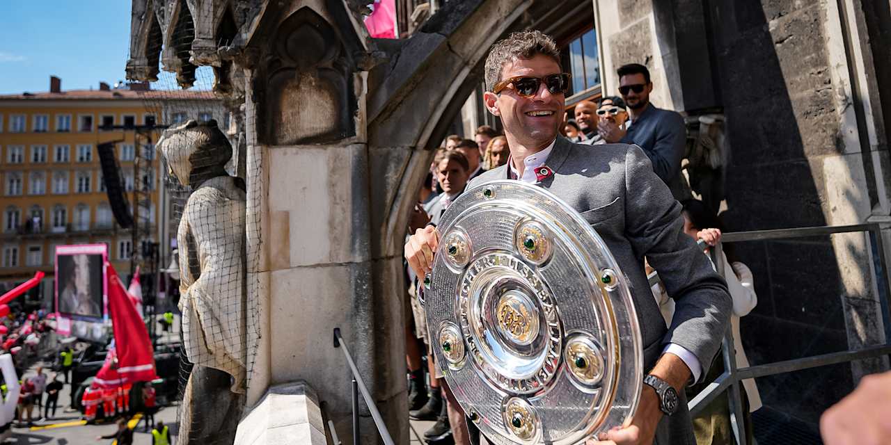 Thomas Müller mit der Meisterschale und seinen Teamkollegen auf dem Rathausbalkon am Marienplatz