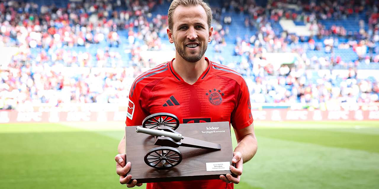 FC Bayerns Harry Kane mit der Torjägerkanone für den erfolgreichsten Torschützen der Bundesliga-Saison 2024/25