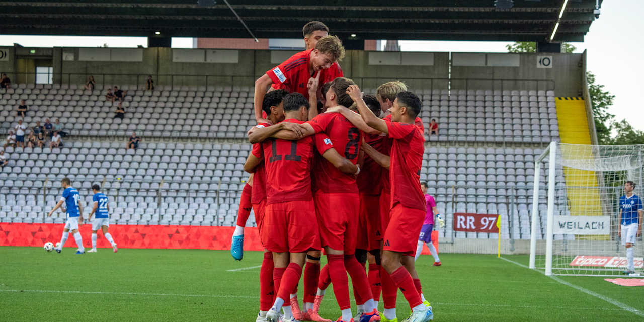 Spieler der FC Bayern Amateure jubeln gemeinsam