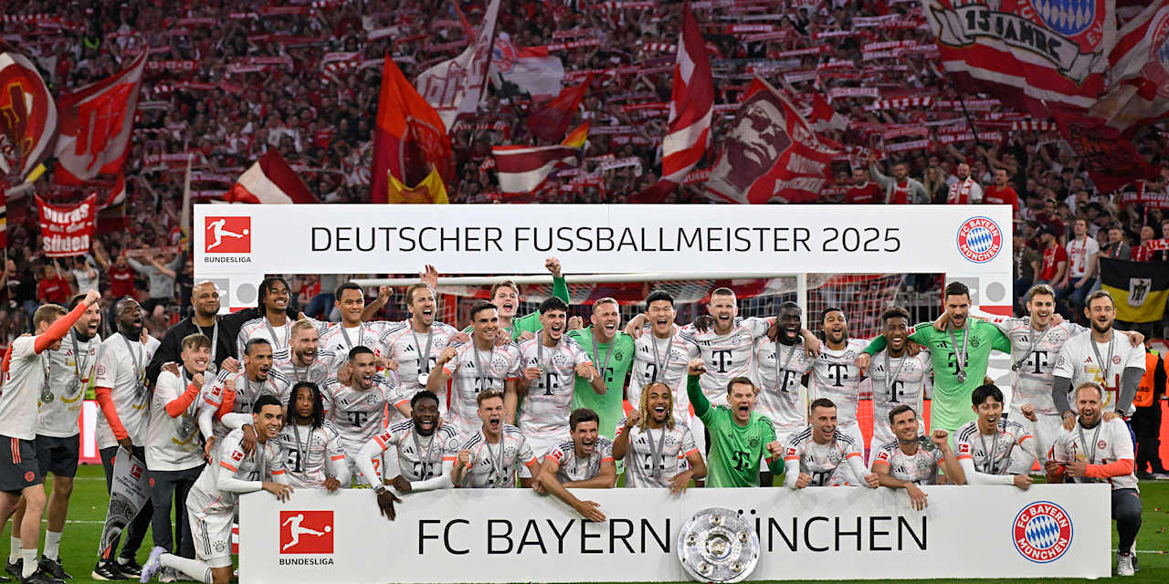 Der FC Bayern bejubelt den Gewinn der Deutschen Meisterschaft 2025 auf dem Rasen der Allianz Arena.
