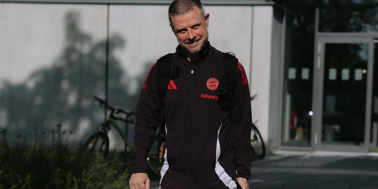 Trainer Alexander Straus am FC Bayern Campus auf dem Weg zum Bus.