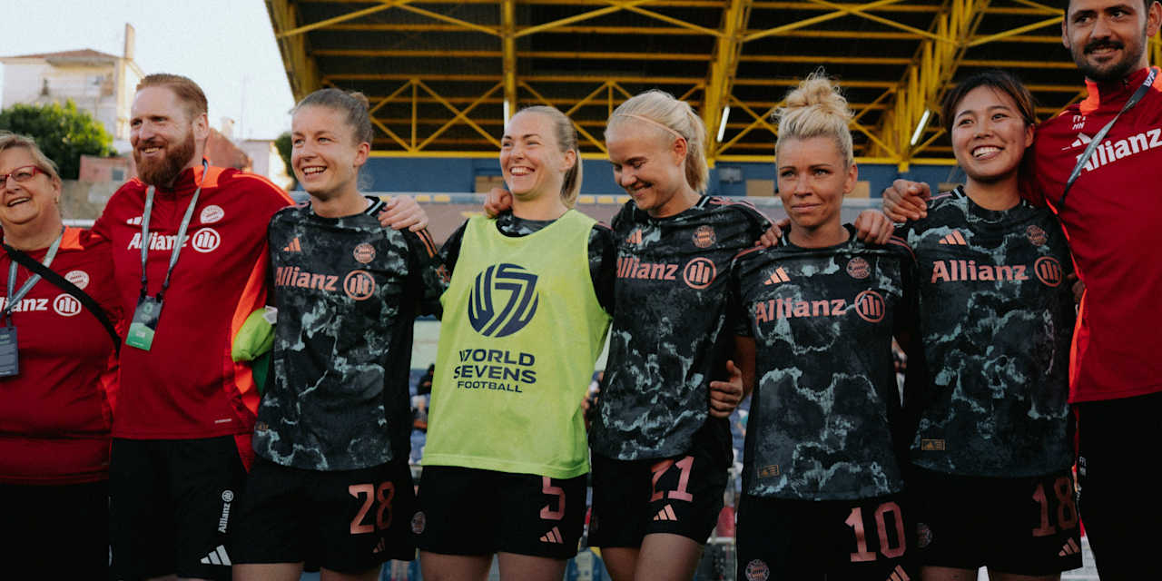 Die FC Bayern Frauen freuen sich nach ihrem Sieg in Portugal.