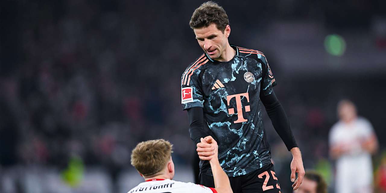 Thomas Müller beweist Fairplay und hilft seinem Gegenspieler auf