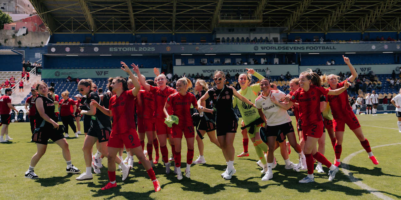 Die FC Bayern Frauen feiern in der Gruppe auf dem Platz nach einem Sieg.
