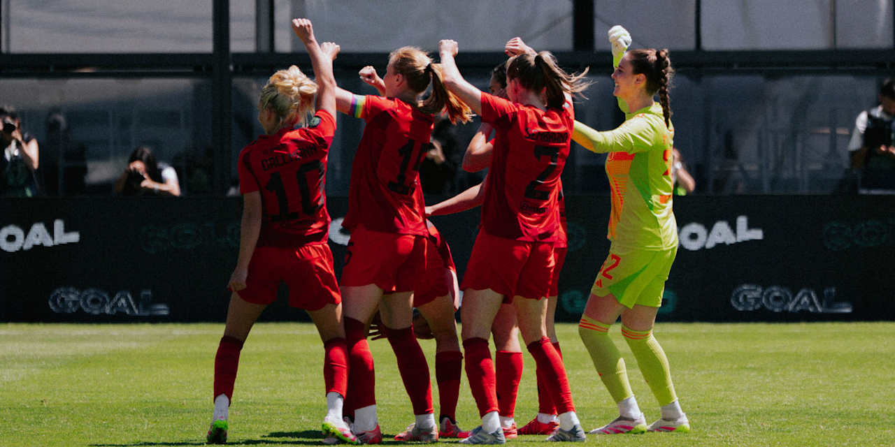 Jovana Damnjanovic feiert mit den FC Bayern Frauen den Final-Einzug in Portugal.
