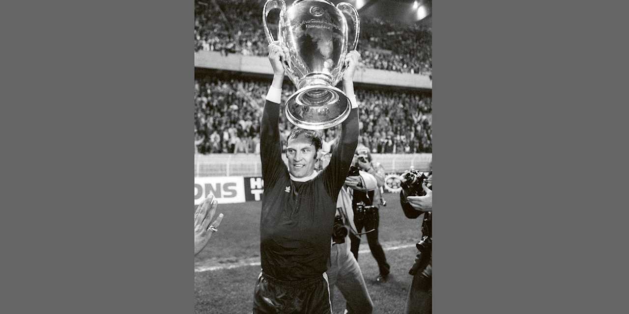 Der Pokal des Landesmeistercups nach dem Finale 1975 zwischen dem FC Bayern und Leeds United
