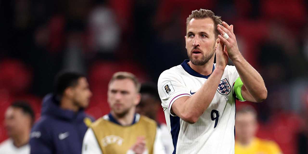 Harry Kane applaudiert nach einem Länderspiel der englischen Nationalmannschaft in Richtung der Fans