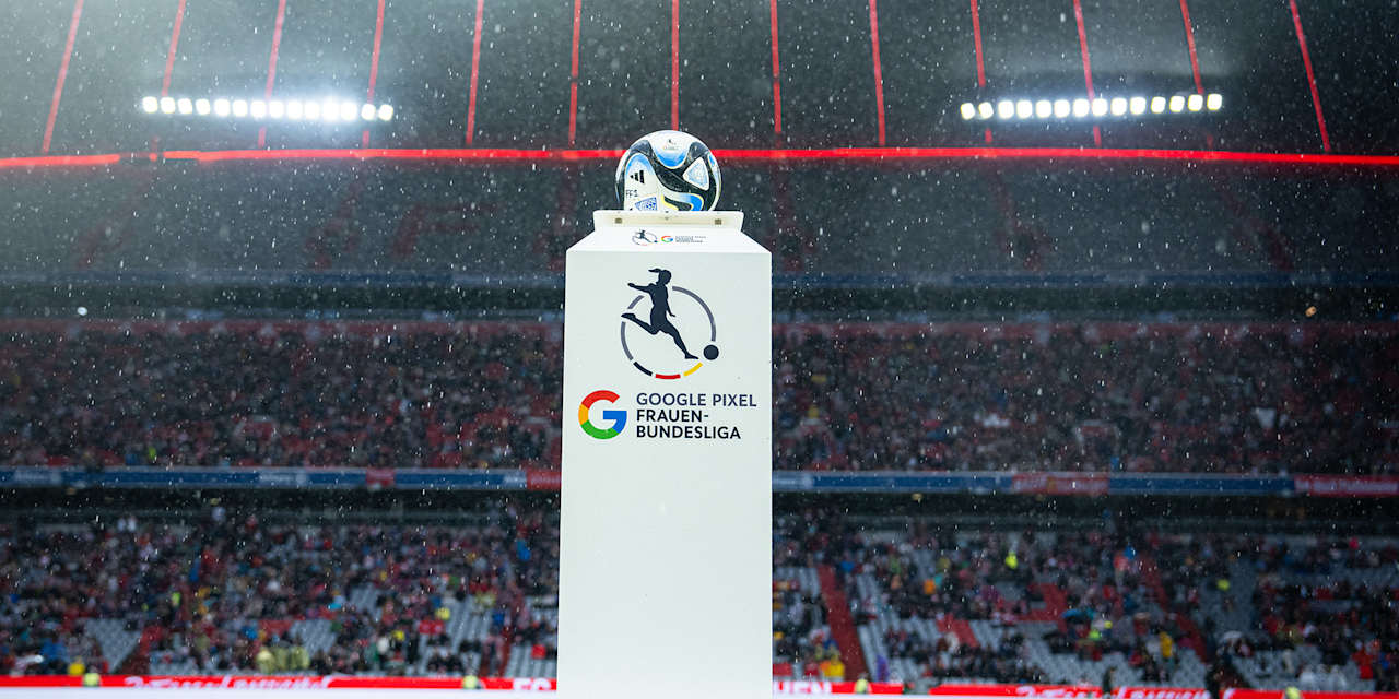 Ball der Google Pixel Frauen Bundesliga auf einem Podest auf dem Rasen der Allianz Arena