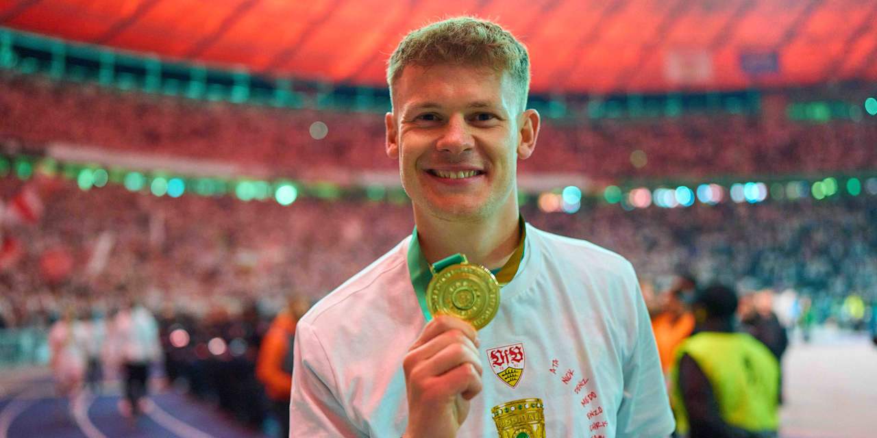Alexander Nübel posiert mit der Goldmedaille im Berliner Olympiastadion.