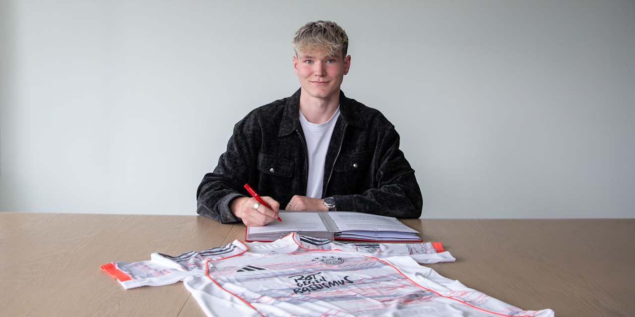 Richard Meier bei der Vertragsunterschrift am FC Bayern Campus.