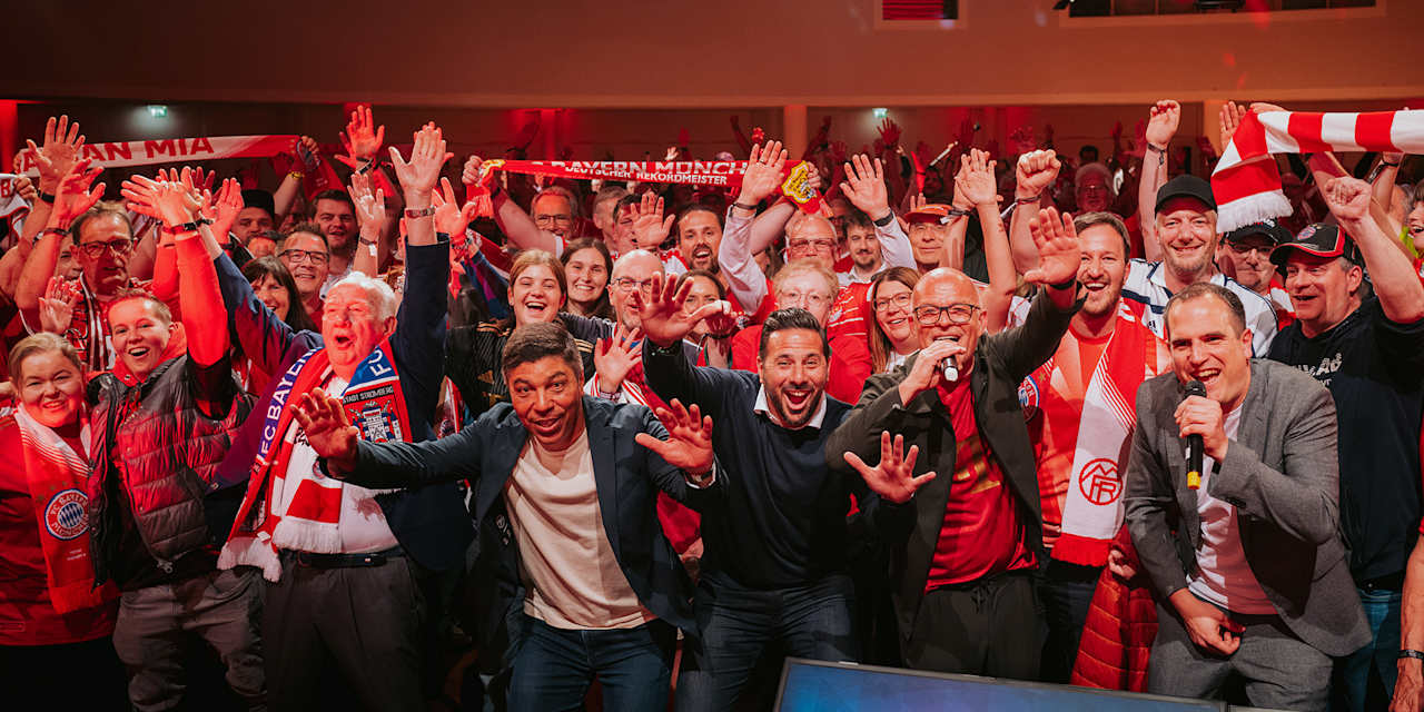 Teilnehmer und Publikum der FC Bayern Show bei der Telekom in Bonn jubeln gemeinsam