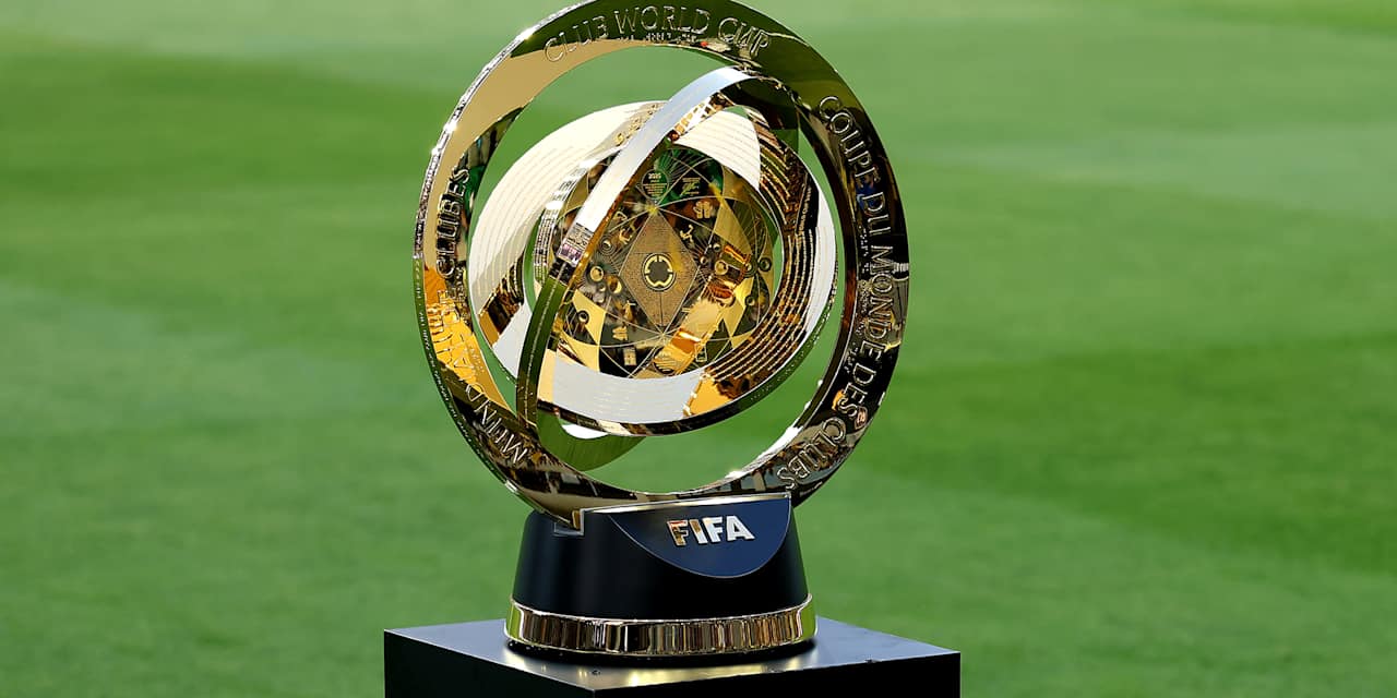 Die Trophäe der FIFA Klub-Weltmeisterschaft steht auf einem Podest.