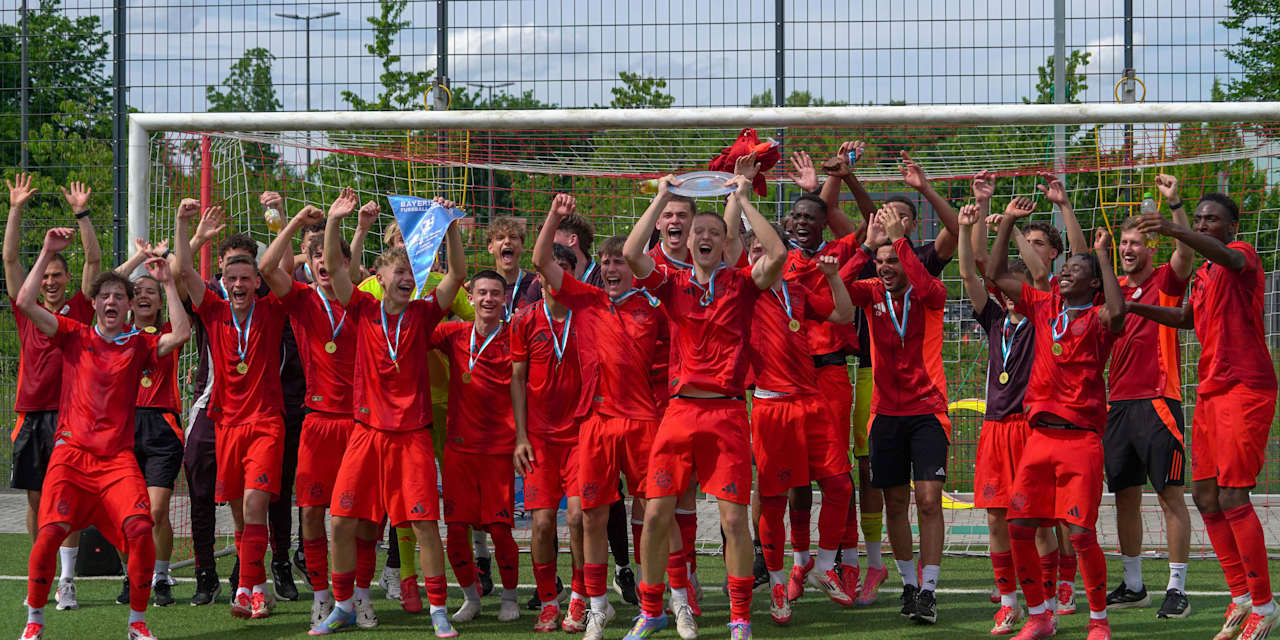 Die U16 des FC Bayern feiert die Meisterschaft am heimischen FC Bayern Campus