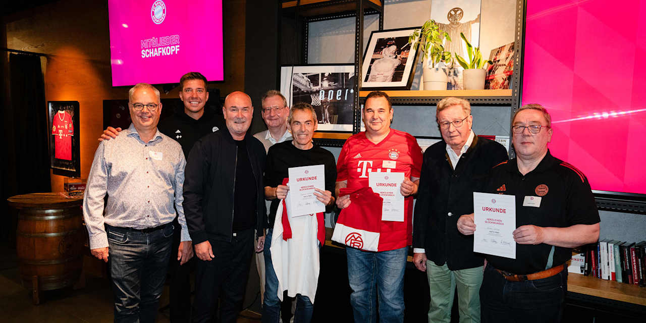 Gruppenfoto mit den Gewinnern des FC Bayern Mitglieder Schafkopf 2025