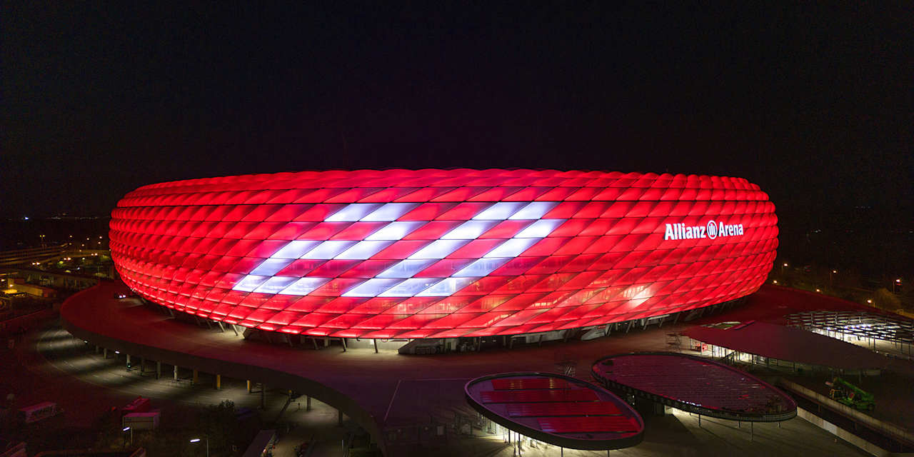 Allianz Arena strahlt mit roter Fassade und einer weißen 20 darauf
