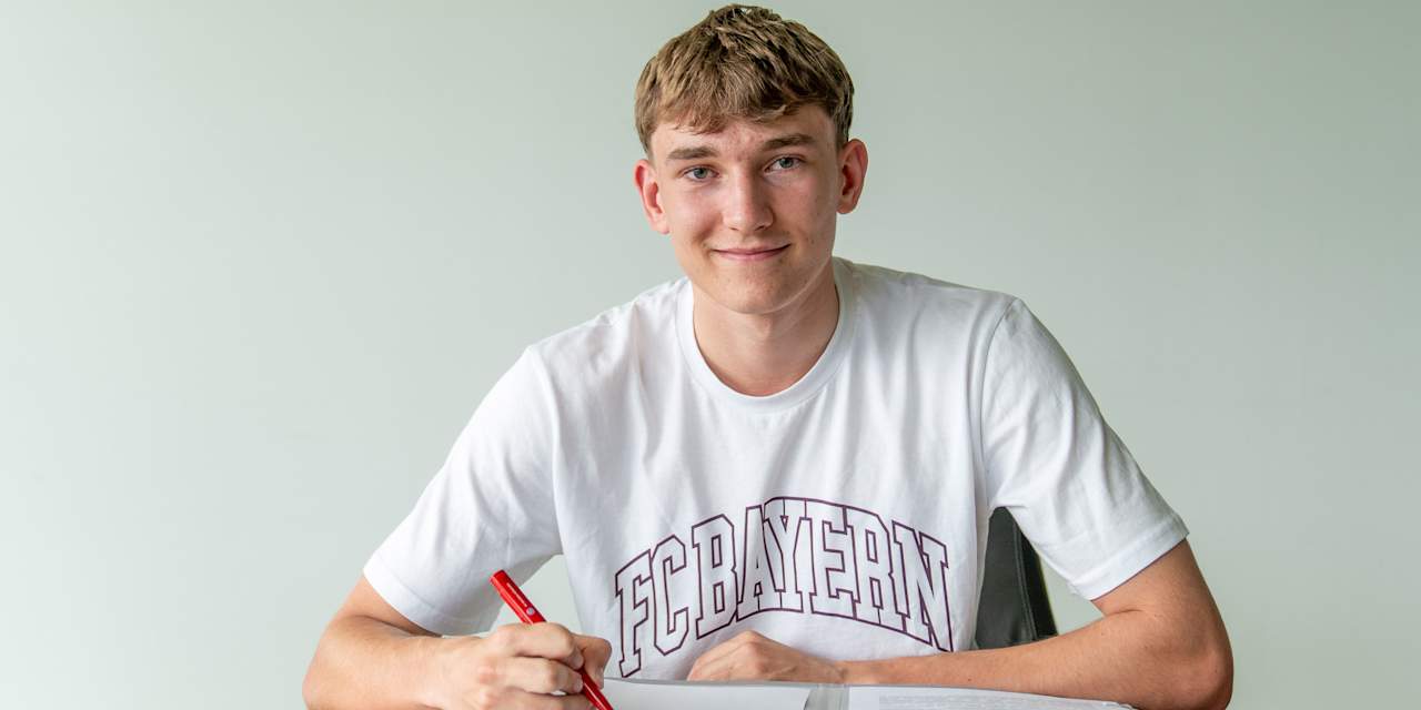 Artur Degraf bei der Vertragsunterschrift am FC Bayern Campus.