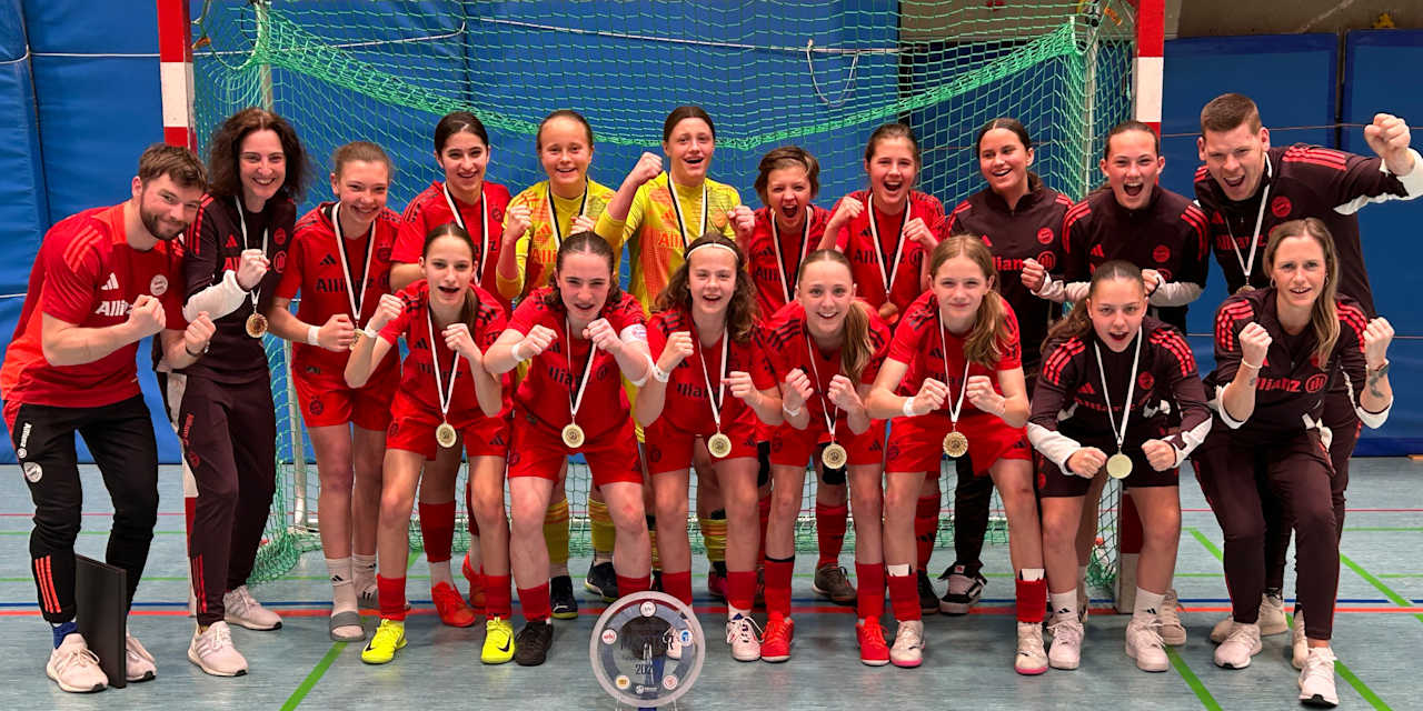 Die FC Bayern Frauen U15 feiern ihren Sieg bei den Süddeutschen Hallenmeisterschaften