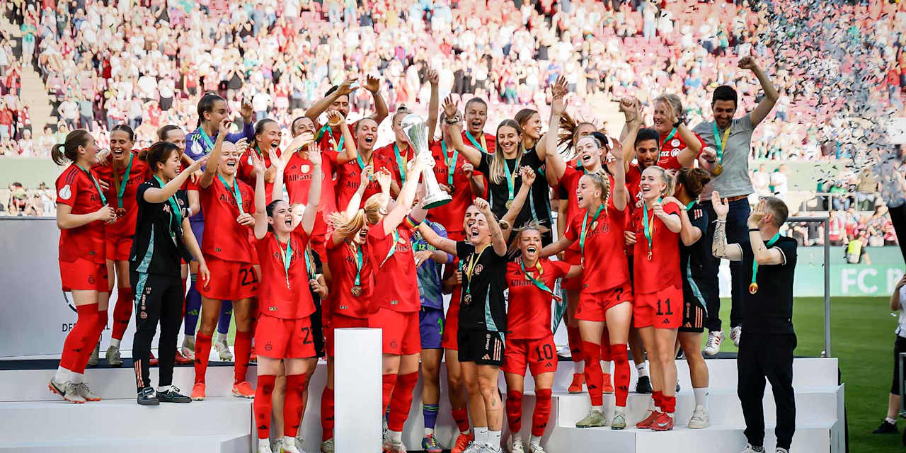 Die FC Bayern Frauen jubeln mit dem DFB-Pokal